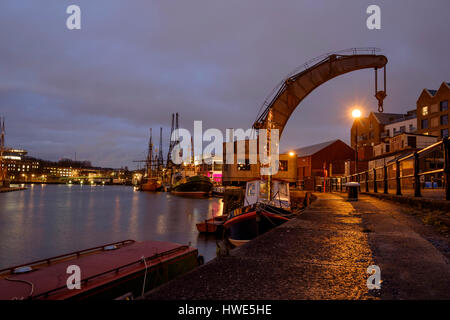 Die Hafenpromenade in Bristol in der Nacht Stockfoto