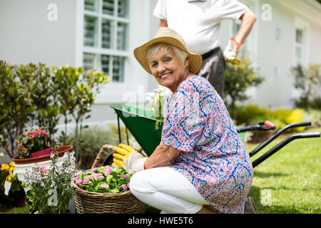 Älteres paar Gartenarbeit gemeinsam im Hinterhof Stockfoto