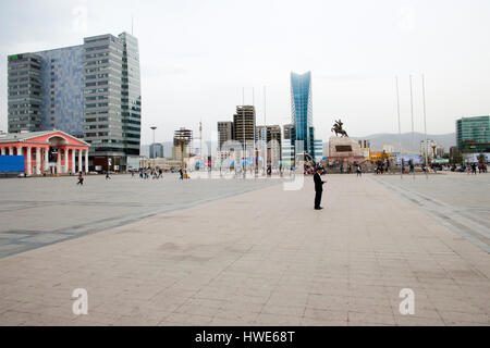 ULAANBAATAR, Mongolei - 10. Mai 2012: Gewerblich genutzten Gebäuden auf Dschingis Khan Platz in der Hauptstadt Stockfoto