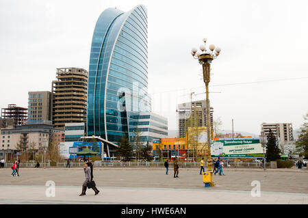 ULAANBAATAR, Mongolei - 10. Mai 2012: Gewerblich genutzten Gebäuden auf Dschingis Khan Platz in der Hauptstadt Stockfoto