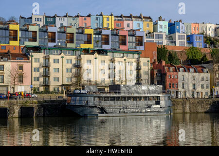 Anwesen mit Blick über den Hafen in Bristol Stockfoto