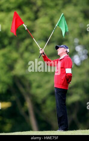 GOLF-MARSHALL mit Flaggen BMW PGA CHAMPIONSHIP WENTWORTH CLUB SURREY ENGLAND 21. Mai 2009 Stockfoto