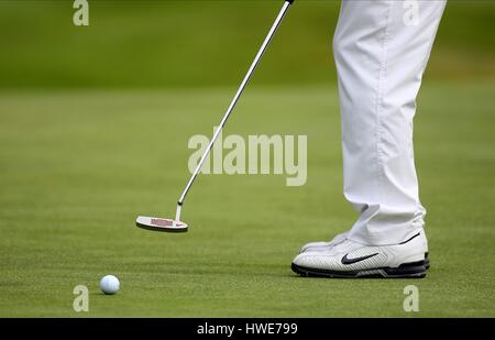 GOLFER setzen BALL BMW PGA CHAMPIONSHIP 2009 WENTWORTH CLUB SURREY ENGLAND 23 Mai 2009 Stockfoto