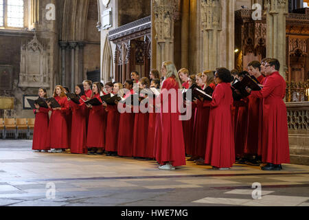 Str. Pauls Schulchor aus Concrod, New Hampshire, Durchführung von einem Konzert in der Kathedrale von Bristol, UK. Stockfoto