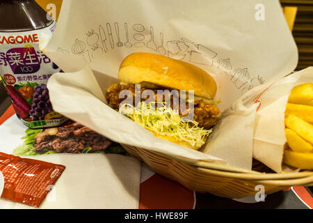 Saku Chicken Burger Mahlzeit inklusive Getränk und Pommes frites zu MOS Burger in Hong Kong Stockfoto