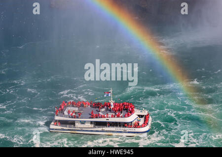 Die Hornblower voller Touristen betreten die Horseshoe Falls, Teil von Niagara Falls, Ontario, Kanada. Stockfoto