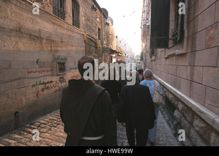 Via Dolorosa, Stationen des Kreuzes. Die Pilger, die das Heilige Land besuchen übergeben Sie den Pfad, die Jesus trug das Kreuz auf Golgatha. Jerusalem Stockfoto