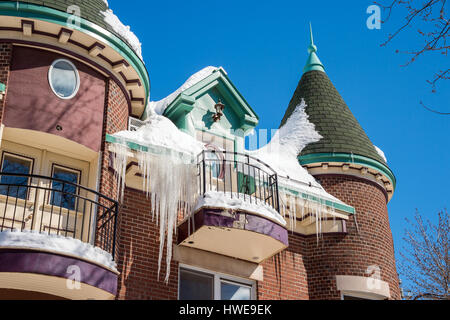 Großen Eiszapfen und Schnee hängt von der Decke in Montreal Stockfoto