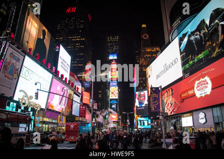 Times Square bei Nacht - New York, USA Stockfoto