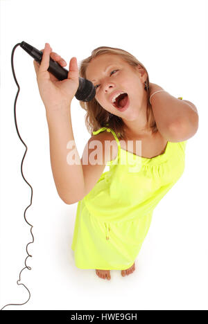 Glückliche junge schöne Mädchen singen mit Mikrofon isoliert auf weißem Hintergrund Stockfoto