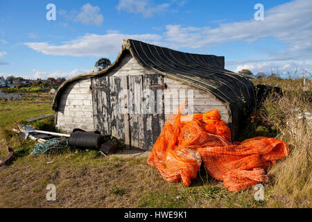 Umgedrehten Boot, als ein Fischer Schuppen verwendet. Lindisfarne Island, Northumberland, England Stockfoto