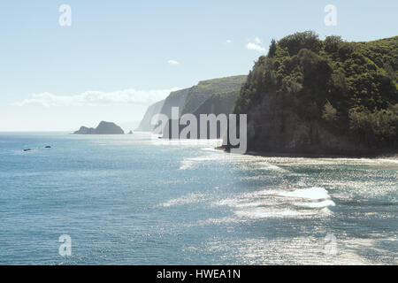 Den Pazifischen Ozean und Kohala Klippen an der Nordküste von Big Island von Hawaii an einem sonnigen Tag mit Nebel Nebel Nebel. Stockfoto