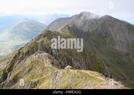 Blick nach Westen in Richtung Aonach Eagach und Sgorr Nam Fiannaidh von Meall Dearg. Über Glen Coe, Highlands, Schottland Stockfoto