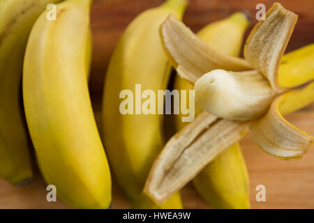 Nahaufnahme von frischen Bananen auf Holztisch Stockfoto