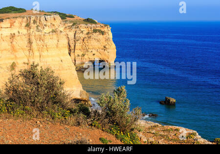 Naturale in Klippe. Sommer felsigen Atlantikküste Blick in der Nähe von Strand Praia da Afurada (Lagoa, Algarve, Portugal). Stockfoto