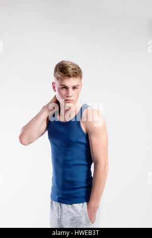 Gut aussehend Fitness Mann im blauen Pullunder Hemd, Studio gedreht. Stockfoto