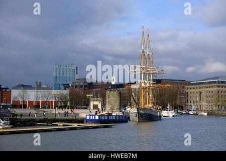 Großsegler, festgemacht an der Hafenpromenade in Bristol, Großbritannien Stockfoto