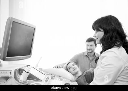 Monochrom erschossen von einem Liebespaar schwanger im Krankenhaus Stockfoto