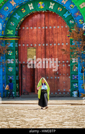 Eine indigene Frau in traditioneller Kleidung verlässt die Kirche Chamula, Chiapas, Mexiko. Stockfoto