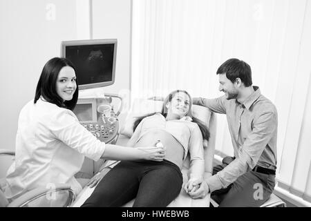 Monochrom erschossen von einem Liebespaar schwanger im Krankenhaus Stockfoto