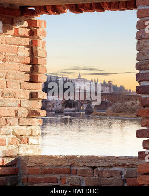 Altstadt Verona, Blick durch Brickwall-Fenster Stockfoto