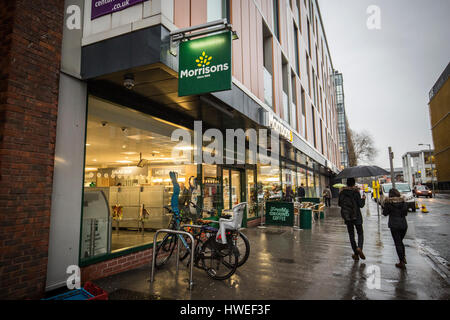 Safeway-Supermarkt. Außenseite des kleinen Morrisons laden in Manchester - Grafton St, Oxford Rd, Manchester M13 9NU Stockfoto