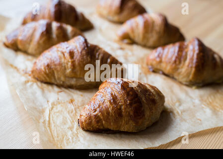 Hausgemachte frisch gebackene Croissants Vollkorn auf Backpapier Stockfoto