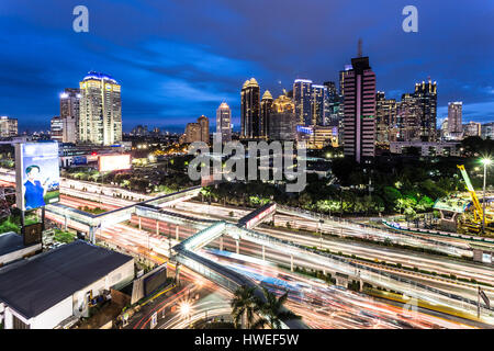 JAKARTA, Indonesien - 3. Februar 2017: Verkehr aufgenommen mit Langzeitbelichtung entlang Gatot Subroto, der Hauptstraße, die die Jakarta Unternehmen Dis überquert Stockfoto