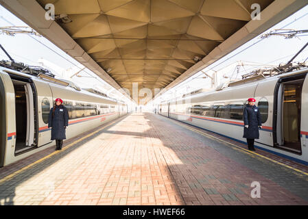 Hochgeschwindigkeitszug Sapsan auf der Plattform des Leningrader Bahnhofs Stockfoto