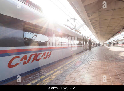 Hochgeschwindigkeitszug Sapsan auf der Plattform des Leningrader Bahnhofs Stockfoto