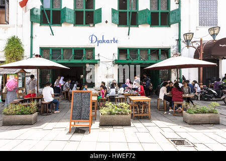 JAKARTA, Indonesien - 9. Oktober 2016: Menschen zu Mittag in einem Restaurantterrasse eines alten niederländischen kolonialen Gebäude in Jakarta alte Stadt (Kota Tua) in der Nähe Stockfoto