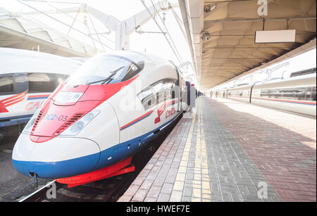 Hochgeschwindigkeitszug Sapsan auf der Plattform des Leningrader Bahnhofs Stockfoto