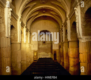 Spanien. La Rioja. Tricio. Santa Maria de Los Arcos Kirche. Innenraum mit römischen Säulen, die das Heiligtum Futter. Bögen und Kuppeln sind Westgoten. Stockfoto