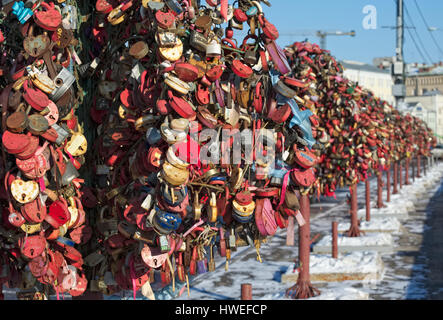 Allee der Braut Bäume aus Metall mit geschlossenen Schlösser der Liebe auf Bolotnaja-Damm Stockfoto