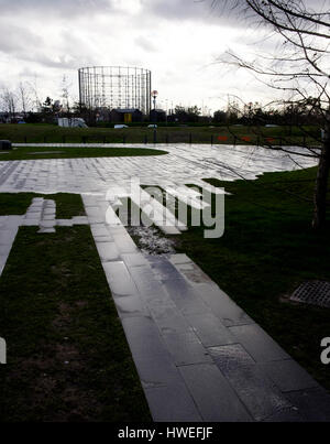 An einem verregneten Tag zum Gasometer an der Spitze der Halbinsel North Greenwich, London anzeigen Stockfoto