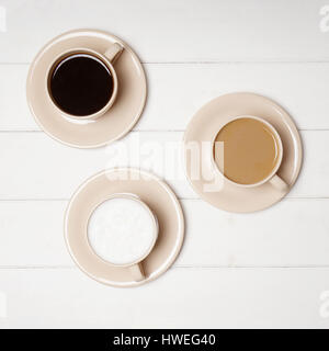 schwarzer Kaffee und flach weiß und Café latte Stockfoto