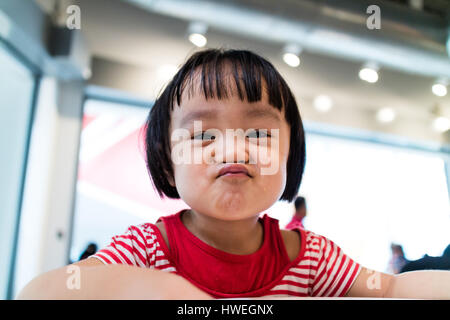 Lustige Asiatische Madchen Ihre Hand Muskeln Angezeigt Stockfotografie Alamy