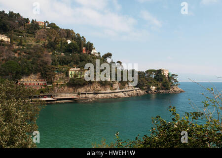 Die Bucht und den Strand von Paraggi, eine italienisches Fischerdorf zwischen Santa Margherita Ligure und Portofino berühmt für das Kristall klare blaue Wasser Stockfoto