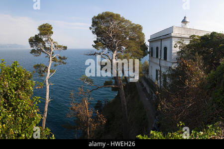 Punta Faro, Cape Lighthouse, Italien: Panoramablick über den historischen Portofino Leuchtturm, im Jahre 1870 erbaut und befindet sich 40 Meter über dem Meeresspiegel Stockfoto