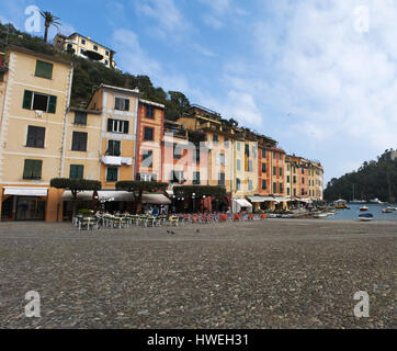 Blick auf die Piazzetta, dem kleinen Quadrat von Portofino, einem italienischen Fischerdorf bekannt für seinen malerischen Hafen und den bunten Häusern Stockfoto