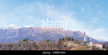 Berglandschaft mit Schloss und Glockenturm. Artegna, Friaul-Italien Stockfoto