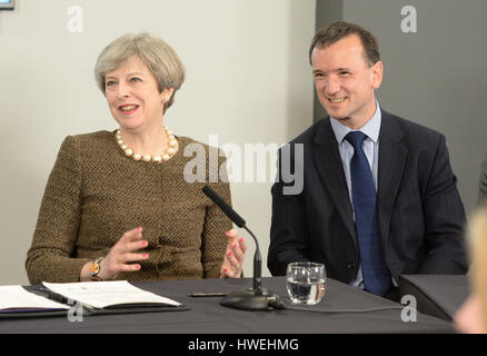 Wechseln Sie sich Ernte Premierminister Theresa May (links) und Welsh Sekretär Alun Caurns während eines Treffens im Liberty Stadium in Swansea, wie sie steht der Druck die Union im Zuge der trennenden Austritt Stimmen zusammen zu halten. Stockfoto