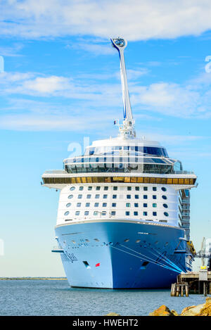 Port Adelaide, South Australia, 14. Februar 2017: MS Ovation der Meere Kreuzfahrtschiff am Außenhafen verankert. Es ist drittes Schiff in der Quantum-Klasse Stockfoto