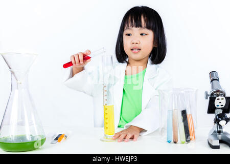 Asiatische chinesische kleine Mädchen untersuchen Reagenzglas mit einheitlich in isolierten weißen Hintergrund. Stockfoto