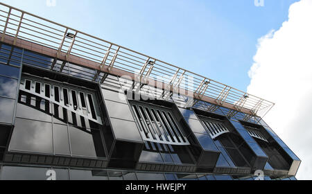 Eine Fassade, ein Fragment eines modernes Gebäude. Das neue Gebäude der Philharmonie Omsk Stockfoto