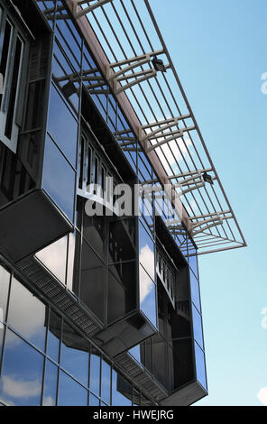 Eine Fassade, ein Fragment eines modernes Gebäude. Das neue Gebäude der Philharmonie Omsk Stockfoto