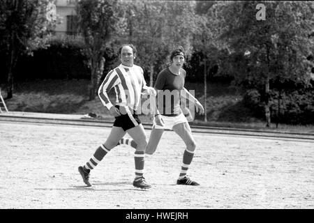 Pinki Floyd Fußball spielen - 22.06.1974 - Frankreich / Burgund (Französisch Region) / Dijon - am Tag nach ihrem Konzert, Mitglieder von Pink Floyd ging zu einem Fußballspiel - Philippe Gras spielen / Le Pictorium Stockfoto