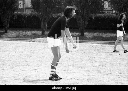 Pinki Floyd Fußball spielen - 22.06.1974 - Frankreich / Burgund (Französisch Region) / Dijon - am Tag nach ihrem Konzert, Mitglieder von Pink Floyd ging zu einem Fußballspiel - Philippe Gras spielen / Le Pictorium Stockfoto