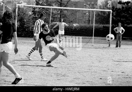 Pinki Floyd Fußball spielen - 22.06.1974 - Frankreich / Burgund (Französisch Region) / Dijon - am Tag nach ihrem Konzert, Mitglieder von Pink Floyd ging zu einem Fußballspiel - Philippe Gras spielen / Le Pictorium Stockfoto