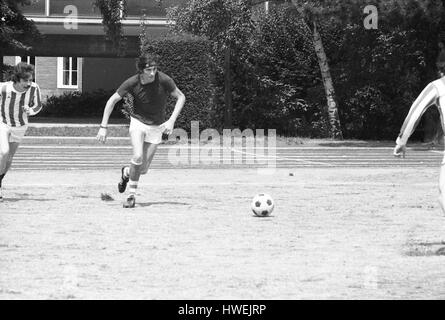 Pinki Floyd Fußball spielen - 22.06.1974 - Frankreich / Burgund (Französisch Region) / Dijon - am Tag nach ihrem Konzert, Mitglieder von Pink Floyd ging zu einem Fußballspiel - Philippe Gras spielen / Le Pictorium Stockfoto